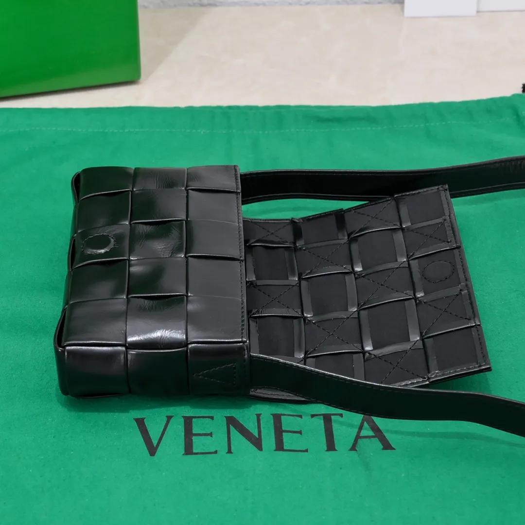 1 minute ago #Bv 2022 autumn and winter new product Cassette medium pillow bag. Classic weaving craftsmanship and oil wax leather design pillow bag. It has developed into a family series and has become the trump card of the new Bottega bag🔥 A must-have artifact for fashionistas to match frequently selected fashion items with contemporary exquisite workman concave shapes💚Cute and cute. The medium size is launched in the latest color. It is beautiful and dreamy and super exciting💓 Size: 17.5*10.5*3cm, model: 7587#